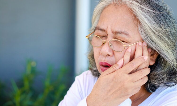 Understanding the early warning signs of TMJ disorder can help you seek timely treatment and avoid long-term discomfort.